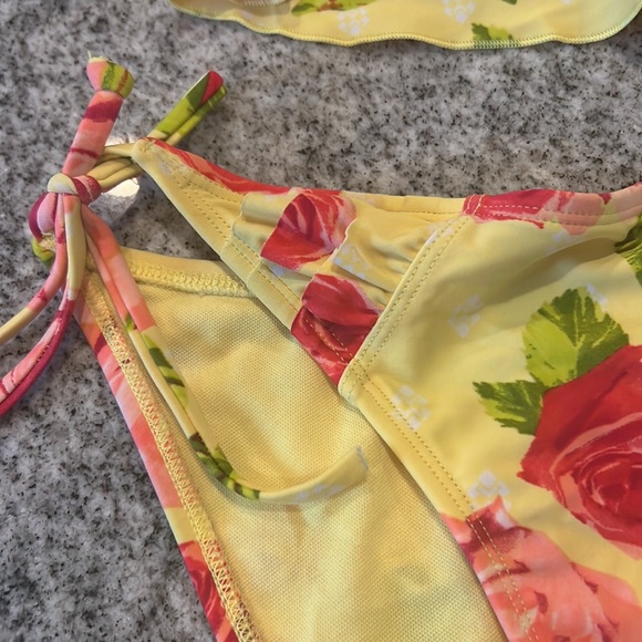 Yellow rose bikini - Picture 3 of 6